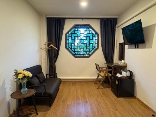 sala de estar con sofá y vidriera en Soultel โซลเทล, en Khlong San