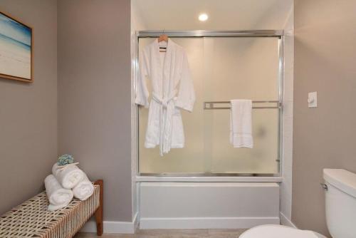 a bathroom with a shower with white towels on it at Kaanapali Alii 385 · ALII 385 Corner 2BD OceanFront Dream Vacati in Kaanapali