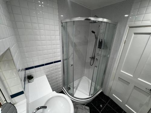 a bathroom with a shower and a toilet at Lovely 1-Bed City Centre escape with Kitchen & Free Parking in Spon End