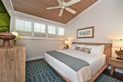 Un dormitorio con una cama y un ventilador de techo. en Napili Shores F246 · NS F246 Spacious Condo w Pools AC Near Napi, en Kahana