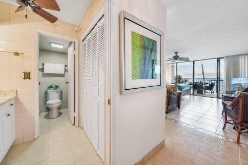 卡哈纳Valley Isle 206 · VI 206 OceanFront Studio w Pool的带卫生间的浴室和景观房