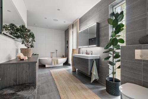 Ένα μπάνιο στο Luxury Spa Villa by the Nature with Sauna & Serenity