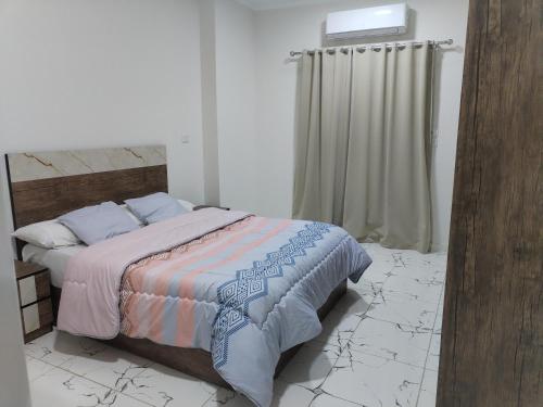 Dream House في الغردقة: غرفة نوم بسرير في غرفة ذات أرضيات من الرخام