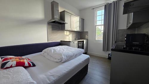 - une petite cuisine avec un lit dans une chambre dans l'établissement London Duo & Quad Rooms in Zone 2 - Willesden Green, à Londres