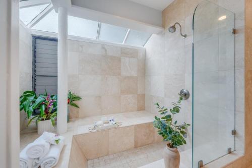 Ένα μπάνιο στο Kapalua Bay Villas 20G4 · KBV 20G4 Updated OceanFront for Whale