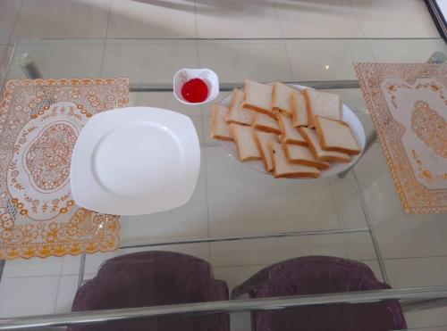 una mesa con un plato de pan y un tazón de comida en The Sky Villa, en Ahangama