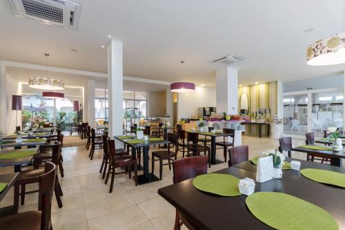 Ouril Pontao Hotel tesisinde bir restoran veya yemek mekanı