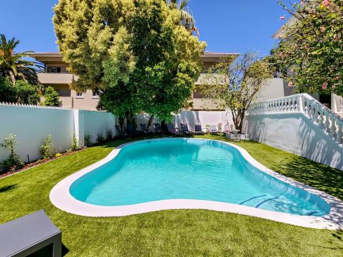 La alberca dentro o cerca de The Palm Paradise