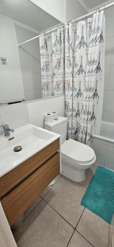 ein Badezimmer mit Toilette, Waschbecken und Duschvorhang in der Unterkunft Fabuloso Amplio Departamento 3 dorm Parcking y Wifi in Rancagua