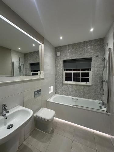 une salle de bain avec une baignoire, des toilettes et un lavabo dans l'établissement Wendover Arms Hotel, à High Wycombe