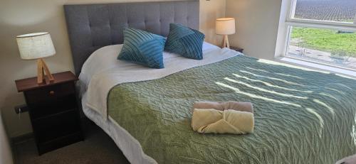 ein Schlafzimmer mit einem Bett mit zwei Handtüchern darauf in der Unterkunft Fabuloso Amplio Departamento 3 dorm Parcking y Wifi in Rancagua