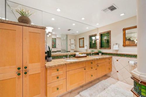 卡纳帕利Kaanapali Alii 4104 · ALII 4104 Breathtaking Ocean Views 2Bedroo的大型浴室设有两个盥洗盆和大镜子