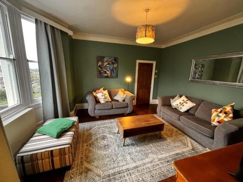 ein Wohnzimmer mit zwei Sofas und einem Couchtisch in der Unterkunft "Ivyholme" Superb Premium House in Central Durham Location in Durham