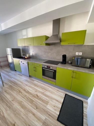 Kuchyň nebo kuchyňský kout v ubytování Appartement en plein centre de la Bourboule avec parking privé