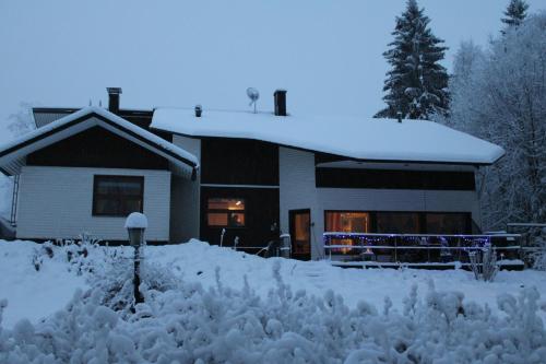 Atmospheric house on riverbank v zimě