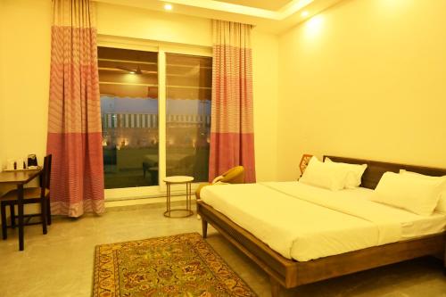 Postel nebo postele na pokoji v ubytování The Peace- 2BHK Pool Villa