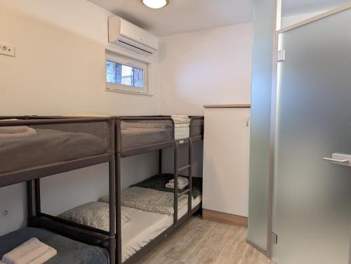 Ένα ή περισσότερα κρεβάτια σε δωμάτιο στο Spacious Central Sesvete Pad