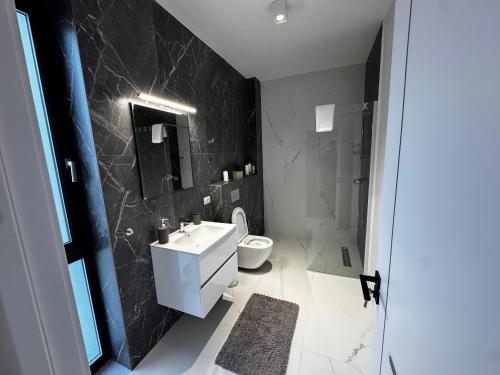 Ένα μπάνιο στο District Deluxe