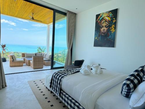 een slaapkamer met een bed en een groot raam bij Mountain Top Villa in Bophut 