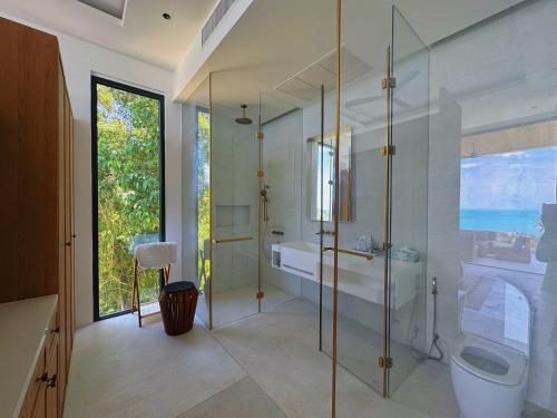 een badkamer met een glazen douche en een toilet bij Mountain Top Villa in Bophut 