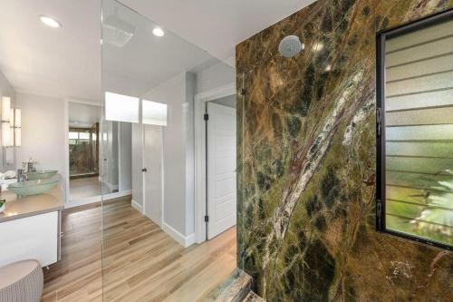 Ένα μπάνιο στο Kapalua Ridge Villas 1723 · KRV 1723 Luxury Ocean View + Free Lu