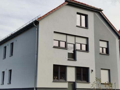 een wit gebouw met zwarte ramen bij NaturZeit in Brunkensen in Brunkensen