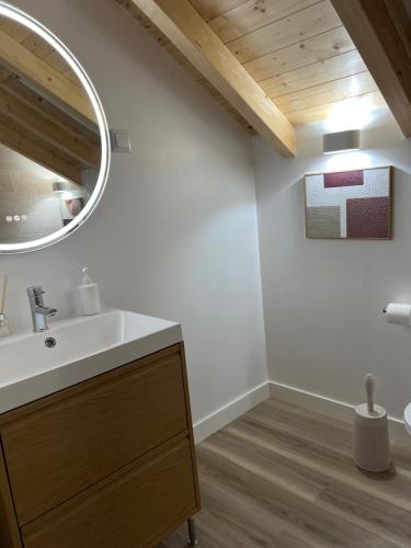 Et badeværelse på Alojamento Infantes