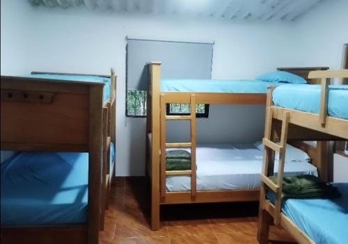 una habitación con tres literas en una habitación en El Roble, en San Carlos