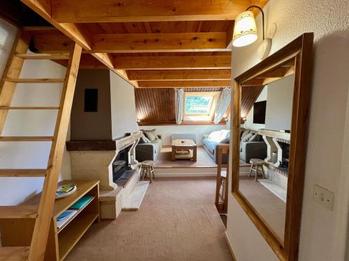 une chambre avec un escalier menant à une chambre dans l'établissement Triplex 8 people 4 bedrooms, à Saint-Chaffrey