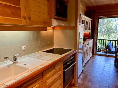 une cuisine avec un évier et un plan de travail dans l'établissement Triplex 8 people 4 bedrooms, à Saint-Chaffrey