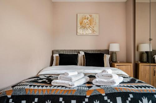 Postel nebo postele na pokoji v ubytování Great Value Luxury Apt in Belfast City Centre with parking