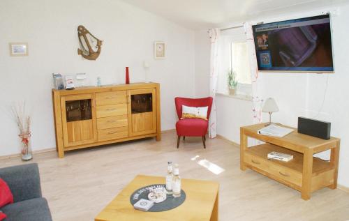 een woonkamer met een bank en een tafel bij Ferienwohnung Im Landhaus in Stelle-Wittenwurth