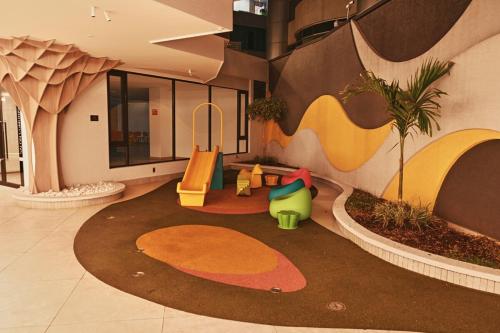 キトにあるStudio Harmony in La Carolina and Wet Areasの建物内の子供用プレイエリア