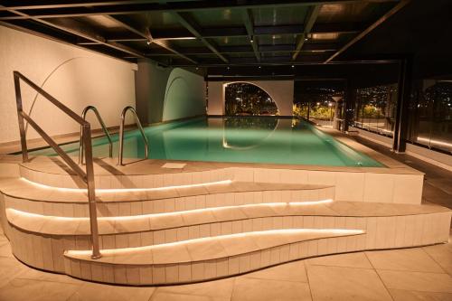 キトにあるStudio Harmony in La Carolina and Wet Areasの街の景色を望む建物内のプール