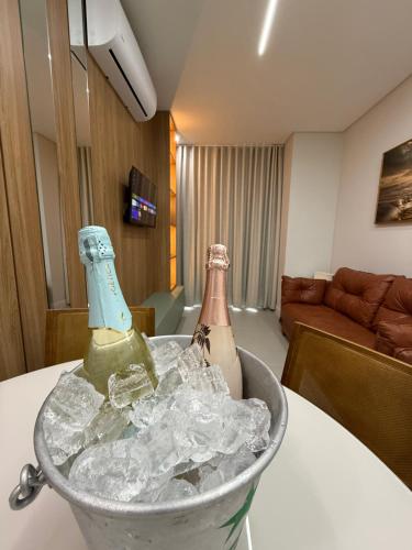 deux bouteilles de vin posées dans un seau sur une table dans l'établissement Smart Home em Capão da Canoa, à Capão da Canoa