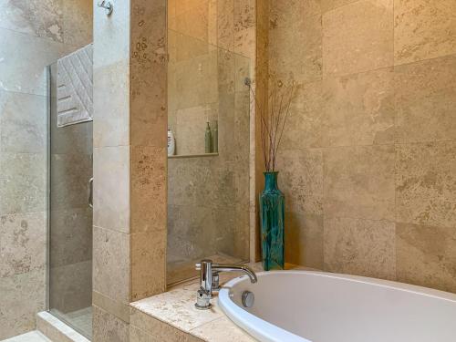 ein Badezimmer mit einer Badewanne und einer Glasvase in der Unterkunft Urban Loft 30 day minimum in Hood River