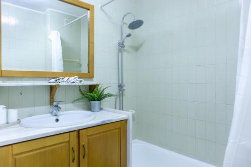 Comfortable 2-bedroom apartment with pool and Wi-Fi