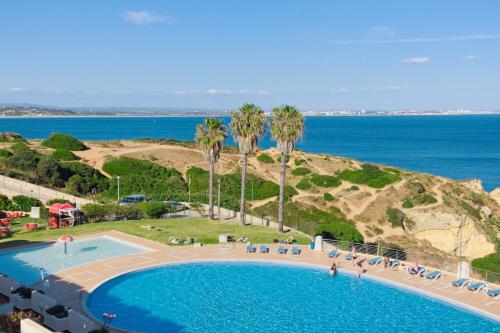 Comfortable 2-bedroom apartment with pool and Wi-Fi