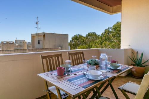 Comfortable 2-bedroom apartment with pool and Wi-Fi