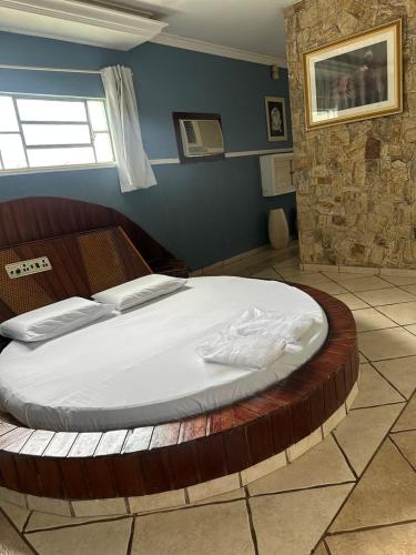 a bedroom with a large bed in a room at Johnnys hotel motel in Jacarèzinho