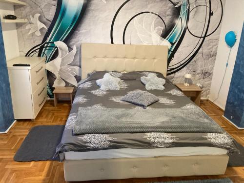 Un dormitorio con una cama y una pared con flores. en Apartman Aleksandar, en Nova Varoš