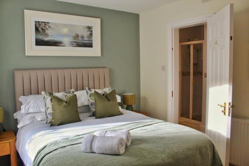 ケズウィックにあるAzaleaの緑の壁のベッドルーム1室(大型ベッド1台付)
