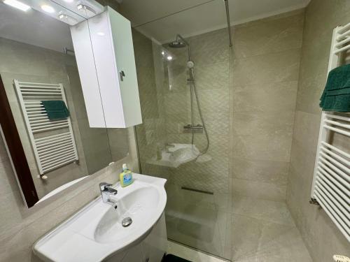 Ένα μπάνιο στο Lavén Superior Apartment