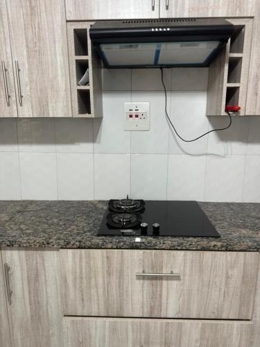 una cocina con estufa y encimera en Maneph, en Chilanga