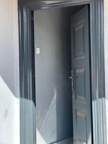 una puerta abierta con una ventana en una habitación en Maneph, en Chilanga