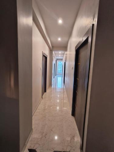 RāmnagarThe Holiday Inn的建筑的走廊,带门和瓷砖地板