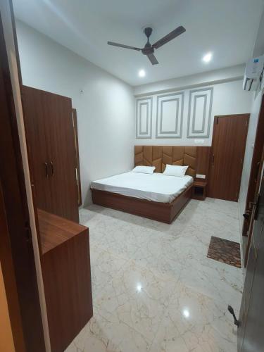 RāmnagarThe Holiday Inn的一间卧室，里面有一张床和一个吊扇