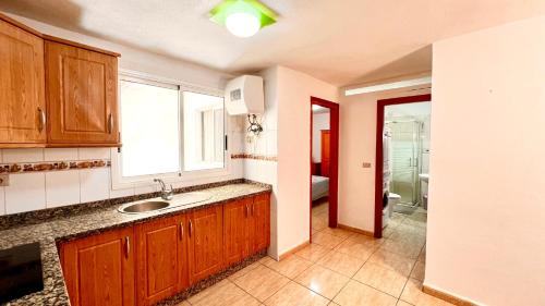 圣胡安海滩Apartment in the center of San Juan beach!的厨房里有水槽、窗户和浴室