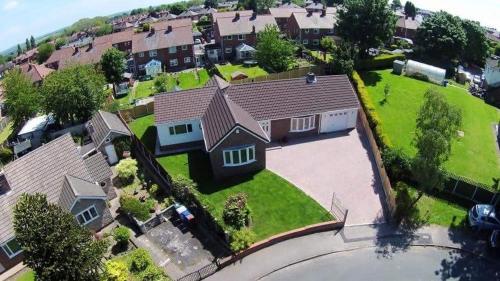 an overhead view of a house with a driveway at Spacious modern three Bedroom Bungalow ample parking