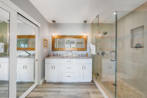 Un baño de Kaanapali Plantation 11 · Modern Luxury Near Beach